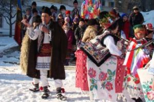 Începe COLINDUL UNIRII – Festivalul de colinde şi obiceiuri de iarnă „Crăciunul la români”