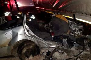 Tragedie în Suceava! Cinci tineri au murit, după ce maşina lor a intrat sub un TIR