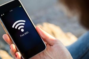 Cinci localităţi din judeţul Braşov vor avea internet gratuit în spaţiile publice