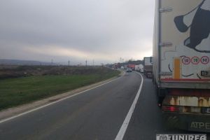 TRAFIC îngreunat luni dimineaţa, pe DN1, între Aiud şi Teiuş. Un autotren s-a defectat la km 400
