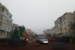 Masina parcata neregulamentar, in mijlocul unui loc de joaca din Cumpana 