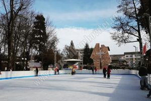 Primul patinoar din nordul judeţului a fost amenajat în Parcul Central din Pucioasa
