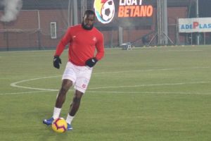 Dinamo vrea să îl ia pe Juvhel Tsoumou de la Sibiu. Miriuţă nici nu vrea să audă