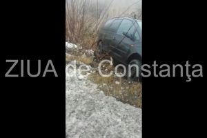 Accident rutier pe drumul national dintre Constanta si Harsova. O masina a derapat intr-un sant