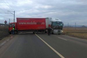 FOTO: ACCIDENT rutier pe şoseaua de centură a municipiului Alba Iulia, zona benzinăriei Europa. Traficul este OPRIT