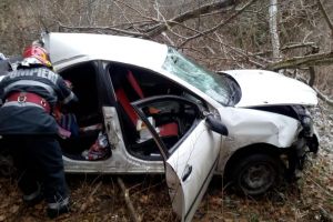 O femeie a decedat după ce maşina în care se afla s-a răsturnat într-o râpă