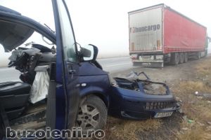 FOTO. Ghinion teribil! A evitat impactul cu un TIR, dar s-a izbit de un alt mastodont. Trei răniţi