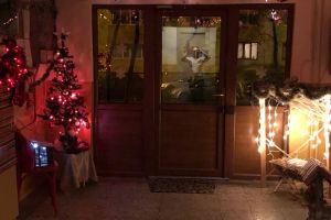Locatarii unui bloc au amenajat casa scării de Crăciun. Luminiţe şi iesle la intrarea în clădire