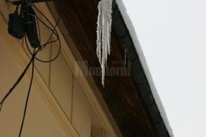 Şi-a găsit maşina avariată de ţurţuri căzuţi de pe bloc