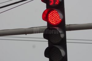 A provocat un accident rutier după ce nu a respectat culoarea roşie a semaforului