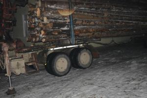 Camnion încărcat cu material lemnos confiscat după ce jandarmii montani au descoperit că şoferul nu deţinea documente