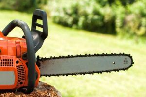 Bărbat din Abrud, reţinut după ce şi-a agresat şi ameninţat un cunoscut cu moartea. Sub influenţa alcoolului, s-a dus acasă la victimă, cu un motoferăstrău