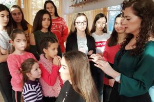 Seminar de Frumuseţe susţinut la Arad, de un make-up artist şi un hair stylist. Ce au învăţat cursanţii (GALERIE FOTO)