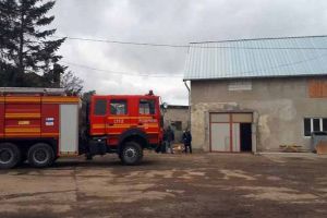 FOTO: INCENDIU pe strada Siretului, din Alba Iulia. Un depozit de rumeguş din interiorul unei hale a luat foc