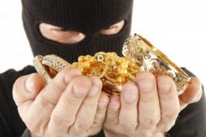 Medieşeni arestaţi după o spargere la Sadu. Au furat bijuterii şi lucruri de valoare