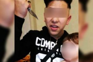 Îngrozitor! Fetiţă ameninţată cu cuţitul, live pe Facebook. Fetiţa este dezbrăcată, iar în jurul ei sunt mai mulţi bărbaţi