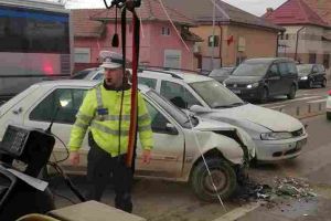 FOTO: ACCIDENT în Alba Iulia, în faţa Alba Mall. Coliziune între două autoturisme din cauza neacordării de prioritate