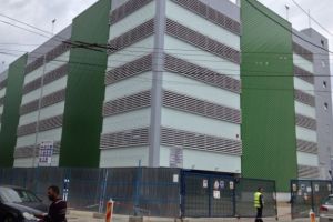 Tentativa de sinucidere in Ploiesti. O fetita de 13 ani a vrut sa se arunce de la etajul 6 al parcarii de pe Cuza Voda