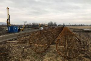 VIDEO Muncitorii se lupta cu vremea să constuiască cât mai repede podul de la Comăna