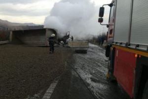 ACCIDENT TERIBIL pe DN1. O maşină a luat FOC după explozia unei anvelope - FOTO