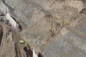 Șeful CNAIR spune că ploile sunt vinovate de alunecările de teren de pe şantierul autostrăzii A1