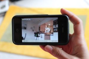 Ce poţi face cu un telefon mobil vechi: ştiai că îl poţi transforma într-o cameră de supraveghere?