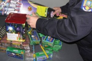 Zeci de mii de petarde şi peste 100 de baterii de artificii ilegale, descoperite de poliţişti