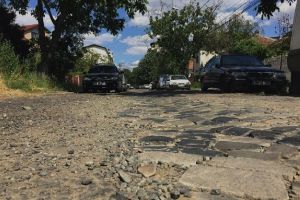 Primele trei străzi din piatră cubică ce vor fi asfaltate de primărie costă 1 milion de euro