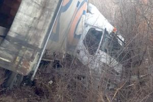 TIR-ul a ajuns în şanţ, şoferul a scăpat