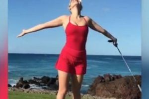 Sportivă celebră, într-o IPOSTAZĂ INCENDIARĂ! Rochia SCURTĂ n-a făcut faţă. Vântul şi-a făcut de cap - FOTO HOT