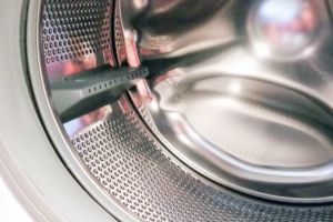 Cum se curăţă maşina de spălat rufe