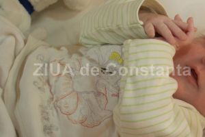 Proaspetele mamici vor putea beneficia de un trusou pentru nou nascuti. Propunerea legislativa, pe masa Senatului (document)