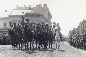 După înfăptuirea Marii Uniri, iredentismul şi bolşevismul bântuiau la graniţele României