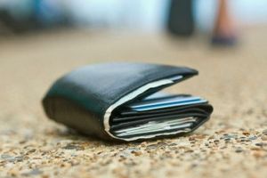 A găsit peste 700 de euro pe stradă