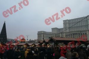 Târgul de Crăciun, o Românie în faţa Casei Poporului. Pomana Porcului, pictorul de icoane şi cârnaţi din păstrăv