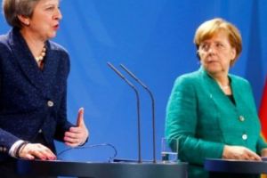 Asul din mâneca Theresei May: Angela Merkel