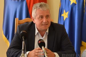 Europarlamentarul Daniel Buda (Grupul PPE): Lupii şi urşii atacă, în timp ce Guvernul doarme sau îşi face poze la Bruxelles, că de înţeles, oricum nu înţeleg nimic! Noroc cu Comisia Europeană care este mereu aproape de fermieri!