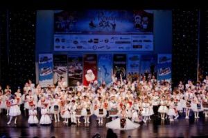 Românaşi şi româncuţe în spectacolul “Feeria Crăciunului” al Fundaţiei Nadia Comăneci 