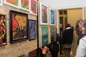 FOTO: Dincolo de medicină, artă şi pasiune pentru frumos la UMFST Târgu-Mureş