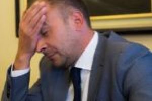 EXPLOZIV. Primarul Caransebeşului, denunţat la DNA! „Am fost obligată să-mi dau demisia din PSD şi să mă înscriu în PNL! Mi s-au făcut avansuri sexuale!”