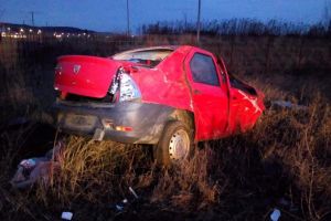 Un mort şi un rănit grav după ce maşina lor a fost lovită de locomotivă (FOTO)