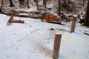 Mai multe panouri de la Canionul Șapte Scări au fost vandalizate pentru tabla de aluminiu