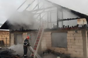  Momente de panica. Pompierii militari in alerta. Casa mistuita de flacari (galerie foto)