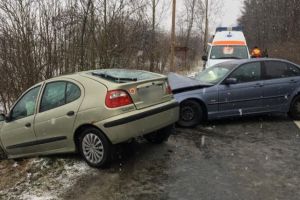 UPDATE FOTO Accident la Țichindeal. Două persoane rănite