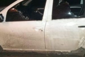 Poliţişti de frontieră atacaţi cu bâtele. Maşina le-a fost făcută zob