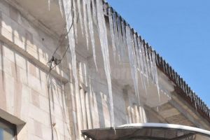 O femeie şi-a găsit maşina avariată de ţurţuri căzuţi de pe bloc