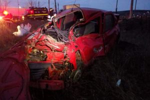 FOTO. Maşină spulberată de tren. Mai mulţi sătmăreni, panicaţi