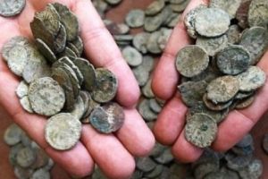 HOȚI de MONEDE ANTICE, capturaţi de poliţiştii din Constanţa. MUNIȚIE, găsită la percheziţii 