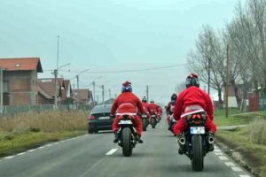 Fii Moş Crăciun pe două roţi pentru 20 de copii din Timiş