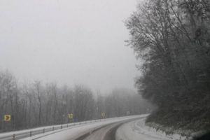 VIDEO – Cum se circulă în judeţ după ninsoarea de marţi dimineaţă